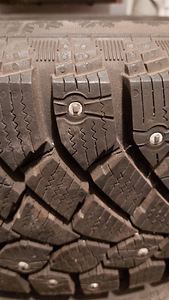 Шипованная зимняя резина на дисках, Continental, 195/65 R15 (6 фото из 7)