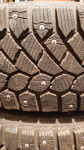 Шипованная зимняя резина на дисках, Continental, 195/65 R15 (7 фото из 7)