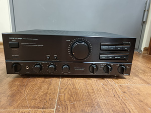 Onkyo A-8700 Integrated Stereo Amplifier (1 фото из 3)