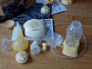 Молокоотсос medela, защитная насадка для сосков medela и сумки для хранения (3 фото из 3)