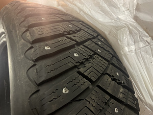 Продам шипованные шины 215/55 R17 (2 фото из 3)