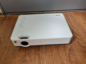 Sanyo PLC-XW55 (2 foto / 4)
