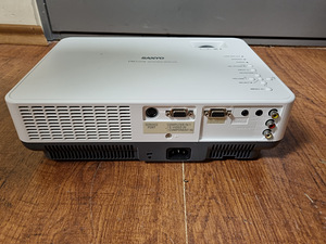 Sanyo PLC-XW57 (2 foto / 4)