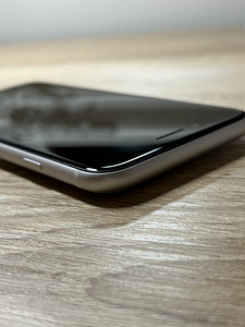 Продать iPhone Se 2020 | (6 фото из 8)