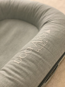 DockATot Deluxe+ - Marine Chambray (1 foto / 2)