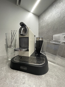 Кофемашина nespresso + nespresso latte стаканы и коробка для капсул (1 фото из 2)