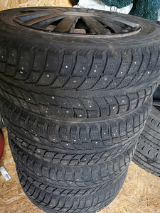 Шипованные шины Nokian Hakkapeliitta 195/65 R15 (2 фото из 5)