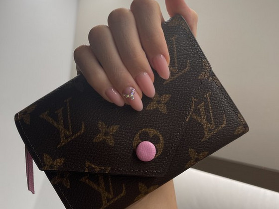 Красивый розовый кошелек LV