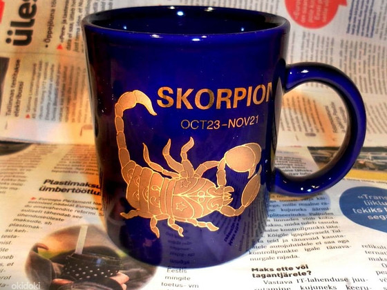 Синяя с золотым принтом большая чашка Скорпион, новая