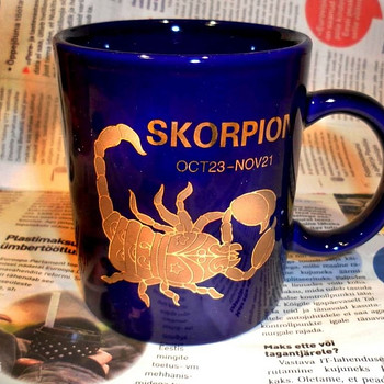 Синяя с золотым принтом большая чашка Скорпион, новая