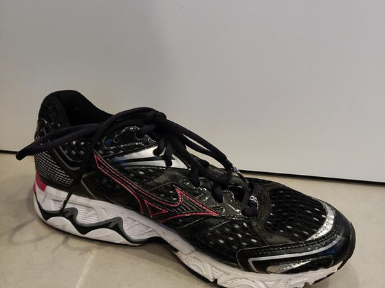 Продать детскую спортивную обувь Mizuno |