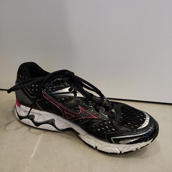 Продать детскую спортивную обувь Mizuno |