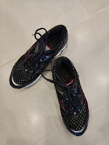 Продать детскую спортивную обувь Mizuno | (2 фото из 3)