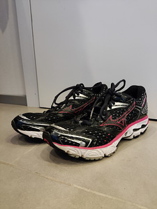 Продать детскую спортивную обувь Mizuno | (3 фото из 3)
