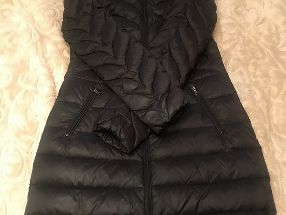 Пальто из перьев GUESS
