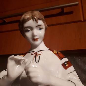 Статуэтка Гадание на ромашке.