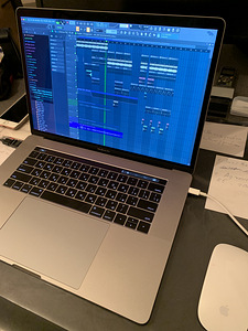 MacBook Pro 2017 15" (1 foto / 2)