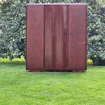 EESTI VABARIIGIAEGNE ,TÄISPUIDUST RIIDEKAPP 1,750X600X1,600