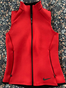 Продам жилет NIKE 1x ношенный s.M (1 фото из 2)