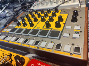 Akai Tom Cat Analog Drum Machine (2 foto / 5)