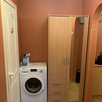 Kapp kummut lamp ja peegel