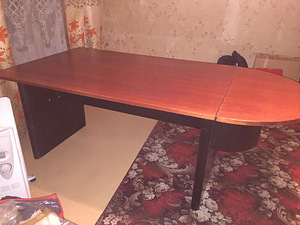 Müün täispuidust kontorilaua ja kapi. (1 foto / 4)