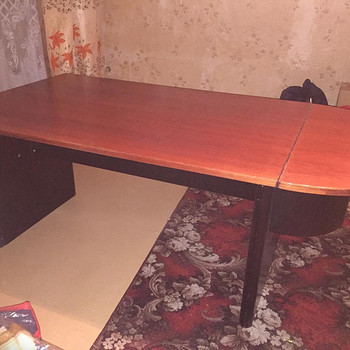 Продаю офисный стол и шкаф из массива дерева.