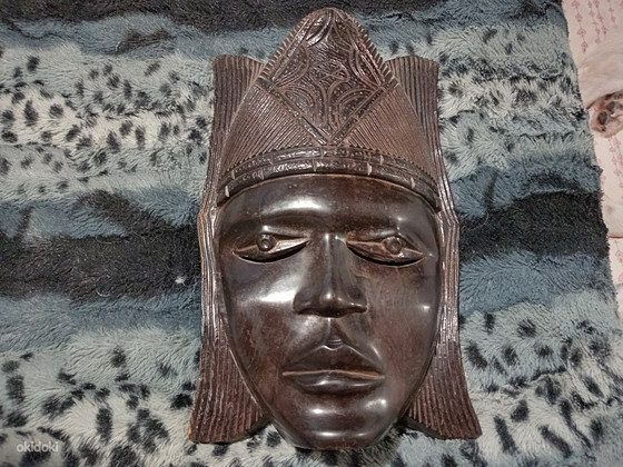 Маска из дерева