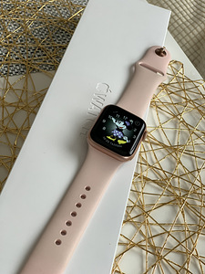 Apple Watch Series 4 GPS, 40 мм, золото (3 фото из 7)
