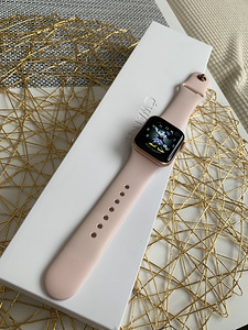 Apple Watch Series 4 GPS, 40 мм, золото (6 фото из 7)