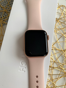 Apple Watch Series 4 GPS, 40 мм, золото (7 фото из 7)