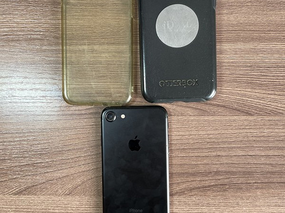Продаю iPhone 7 70евро повреждено стекло и аккумулятор