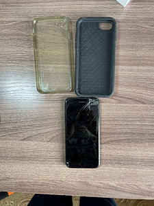 Продаю iPhone 7 70евро повреждено стекло и аккумулятор (2 фото из 3)