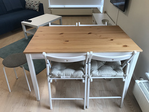 Обеденный стол iKEA с 4 стульями, круглой скамейкой и подушками (1 фото из 3)