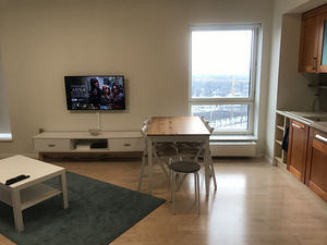 Обеденный стол iKEA с 4 стульями, круглой скамейкой и подушками (2 фото из 3)