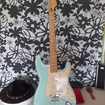 Электрогитара Fender Squier Stratocaster Daphne Blue
