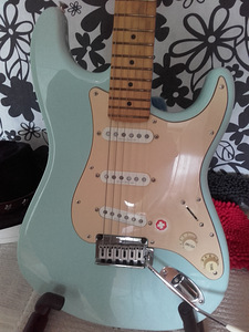 Электрогитара Fender Squier Stratocaster Daphne Blue (3 фото из 4)