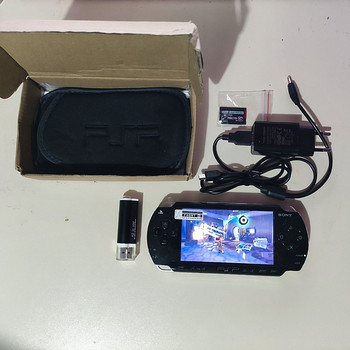 PSP 1000 jailbroken + карта памяти 64 Гб + игры