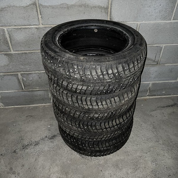 205/60R16 Barum naast komplekt
