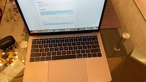 Подержанный MacBook Pro 2017 Retina 13 "2xUSB-C - Core i5 на (2 фото из 4)