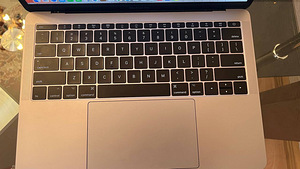 Подержанный MacBook Pro 2017 Retina 13 "2xUSB-C - Core i5 на (3 фото из 4)