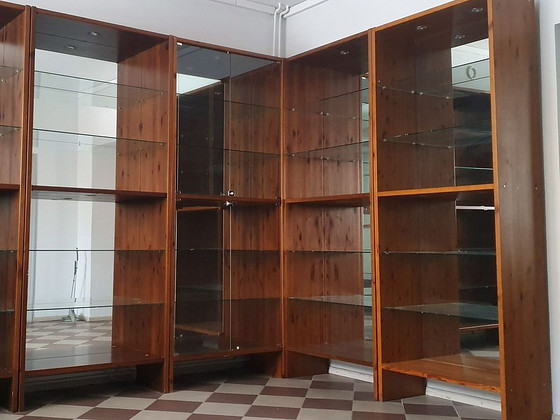 Полки витрины магазина со светодиодным освещением