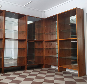 Kaupluse vitriin riiulid LED valgustusega (1 foto / 2)