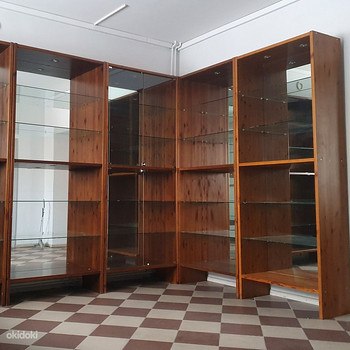 Полки витрины магазина со светодиодным освещением