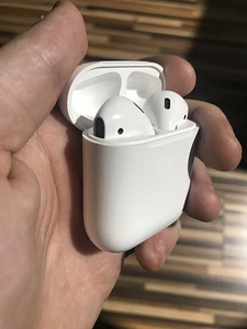 AirPods (3 фото из 5)