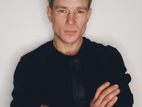 Пильщик работает