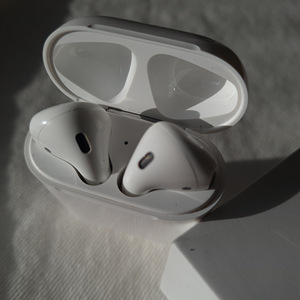 AirPods 2 (2 фото из 4)