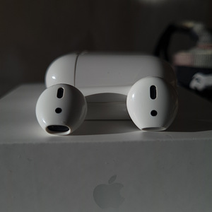 AirPods 2 (3 фото из 4)