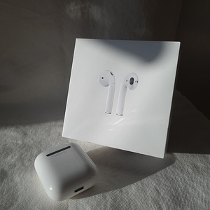 AirPods 2 (4 фото из 4)