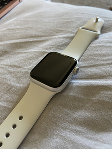 Apple Watch 4 series 40mm (2 foto / 3)